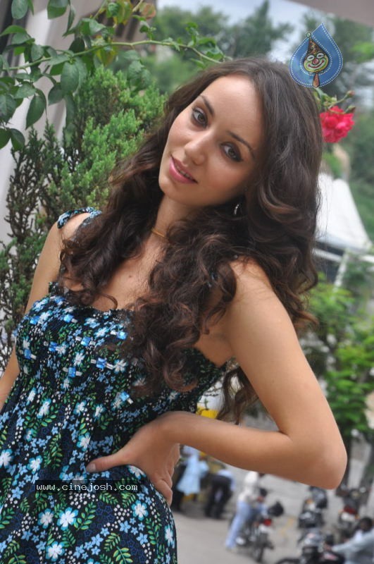 Eyrin Andrea Hot Stills - 16 / 47 photos