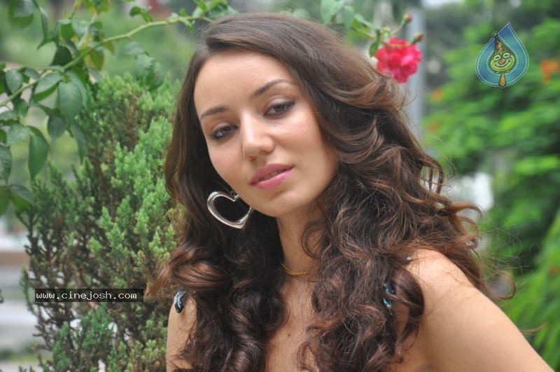 Eyrin Andrea Hot Stills - 27 / 47 photos