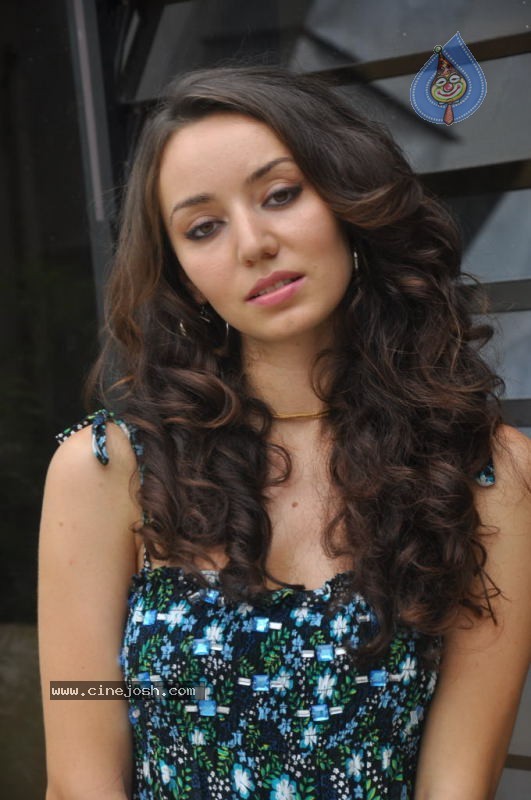 Eyrin Andrea Hot Stills - 28 / 47 photos