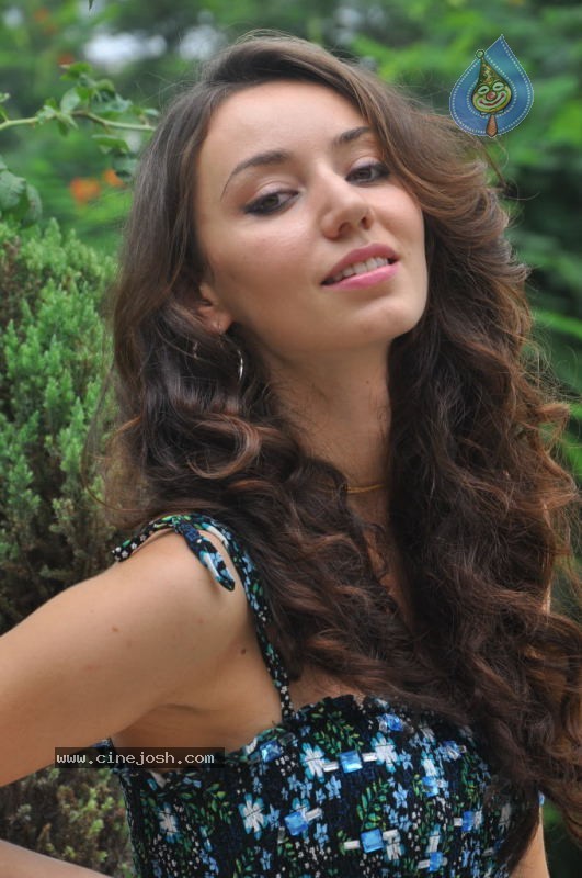 Eyrin Andrea Hot Stills - 29 / 47 photos