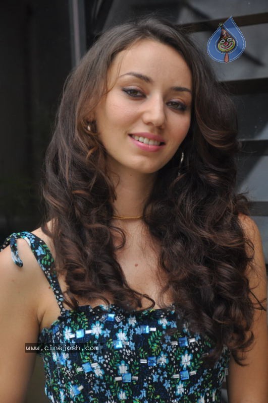 Eyrin Andrea Hot Stills - 30 / 47 photos