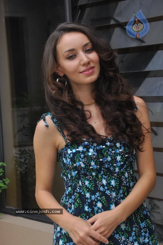 Eyrin Andrea Hot Stills - 33 / 47 photos