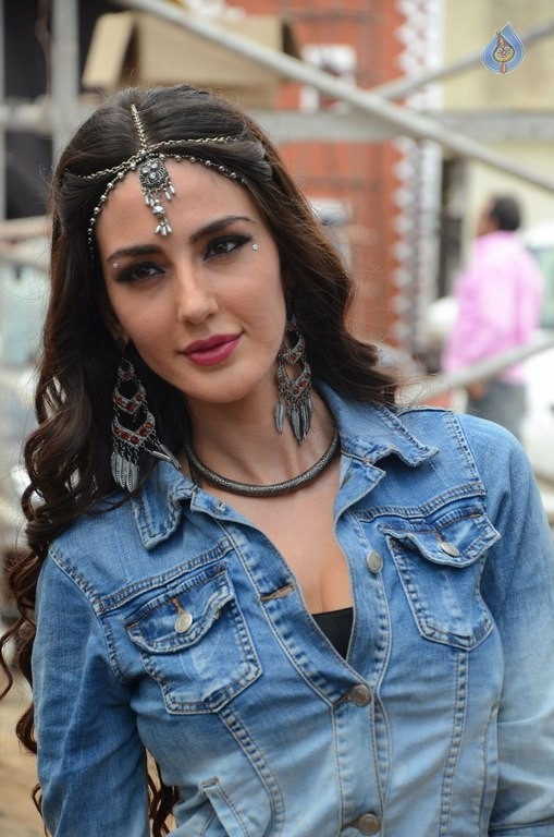 Farah Karimi New Photos - 2 / 37 photos