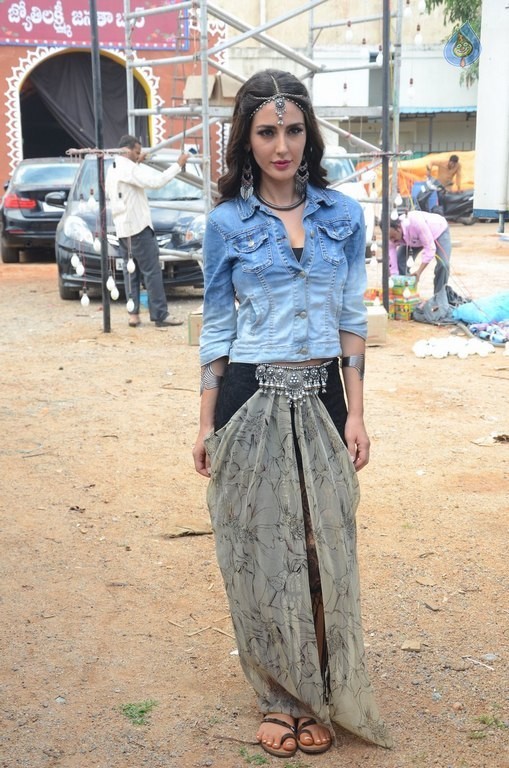 Farah Karimi New Photos - 19 / 37 photos