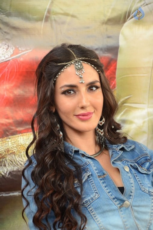 Farah Karimi New Photos - 24 / 37 photos