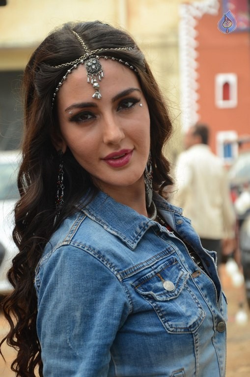 Farah Karimi New Photos - 30 / 37 photos