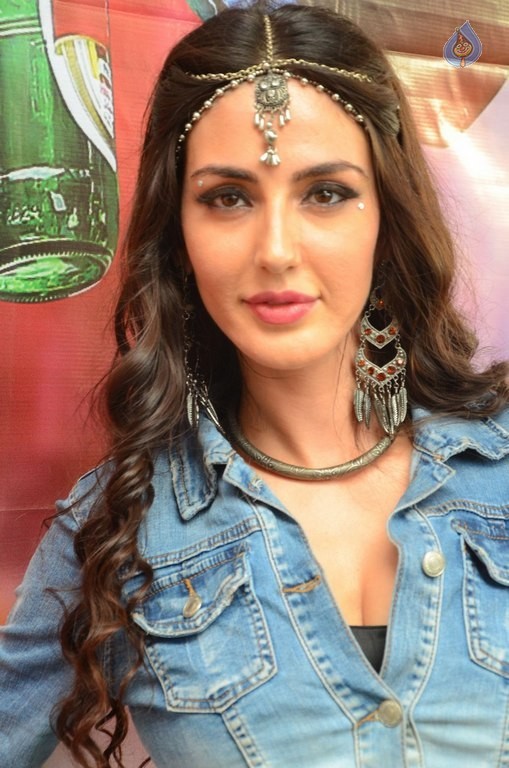 Farah Karimi New Photos - 35 / 37 photos