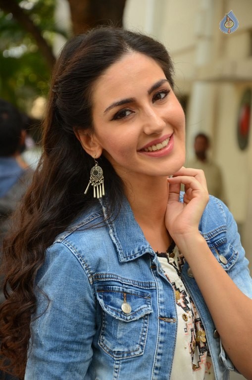 Farah Karimi Photos - 26 / 33 photos