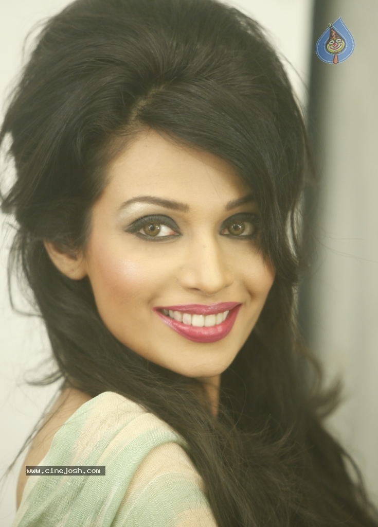 Flora Saini Stills - 6 / 7 photos