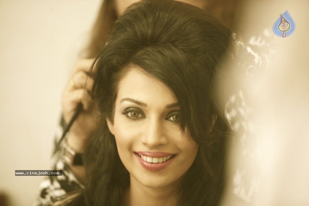 Flora Saini Stills - 7 / 7 photos