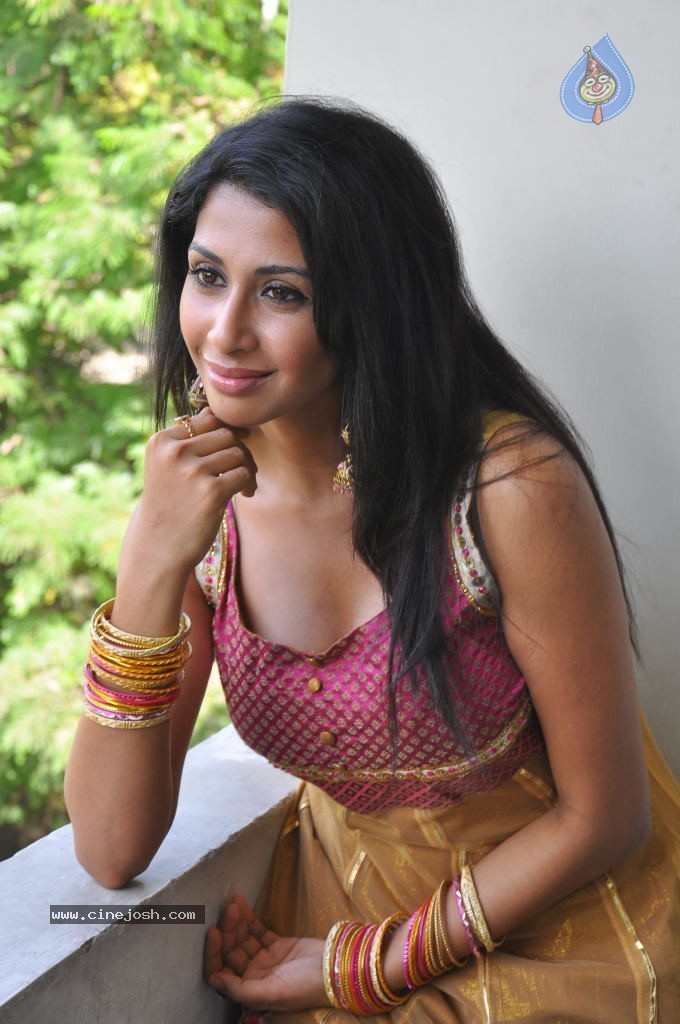 Gayathri Hot Stills - 6 / 25 photos