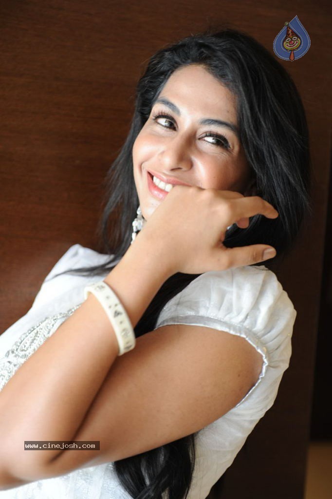 Gayathri Iyer Latest Stills - 12 / 41 photos