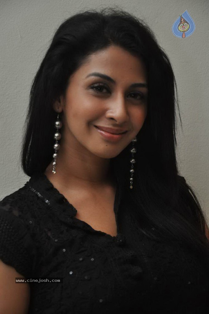 Gayatri Iyer New Stills - 2 / 53 photos