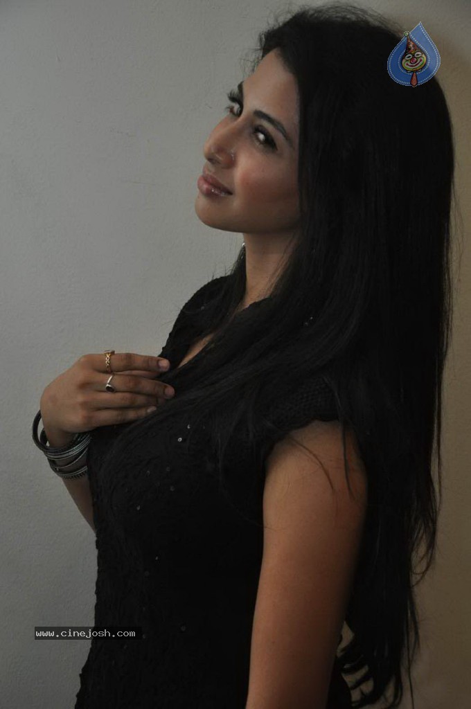 Gayatri Iyer New Stills - 4 / 53 photos