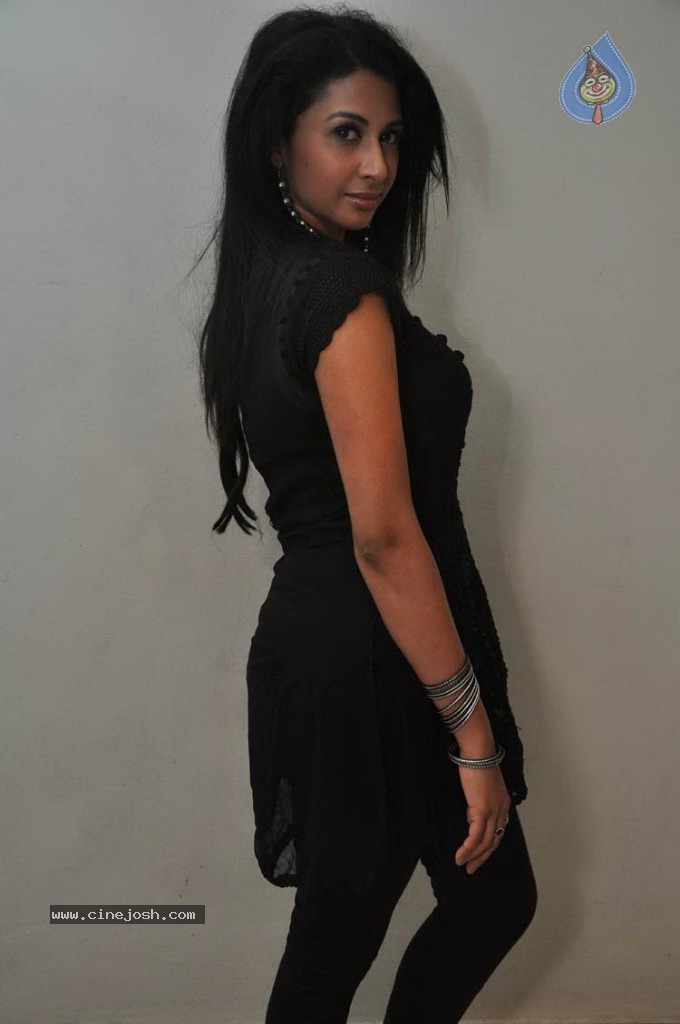 Gayatri Iyer New Stills - 5 / 53 photos