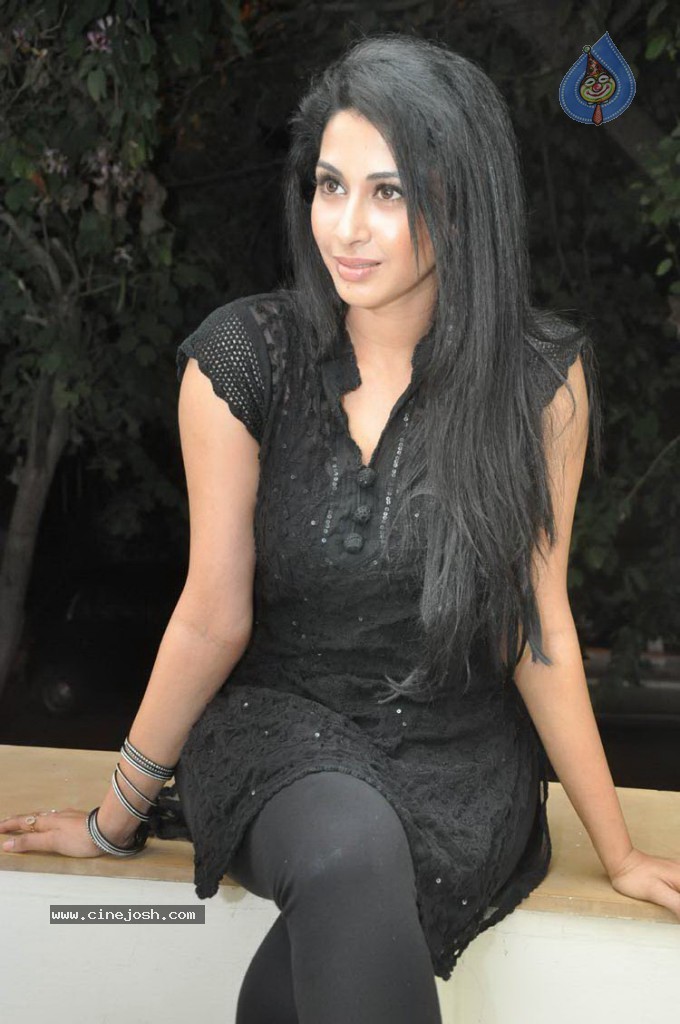 Gayatri Iyer New Stills - 12 / 53 photos