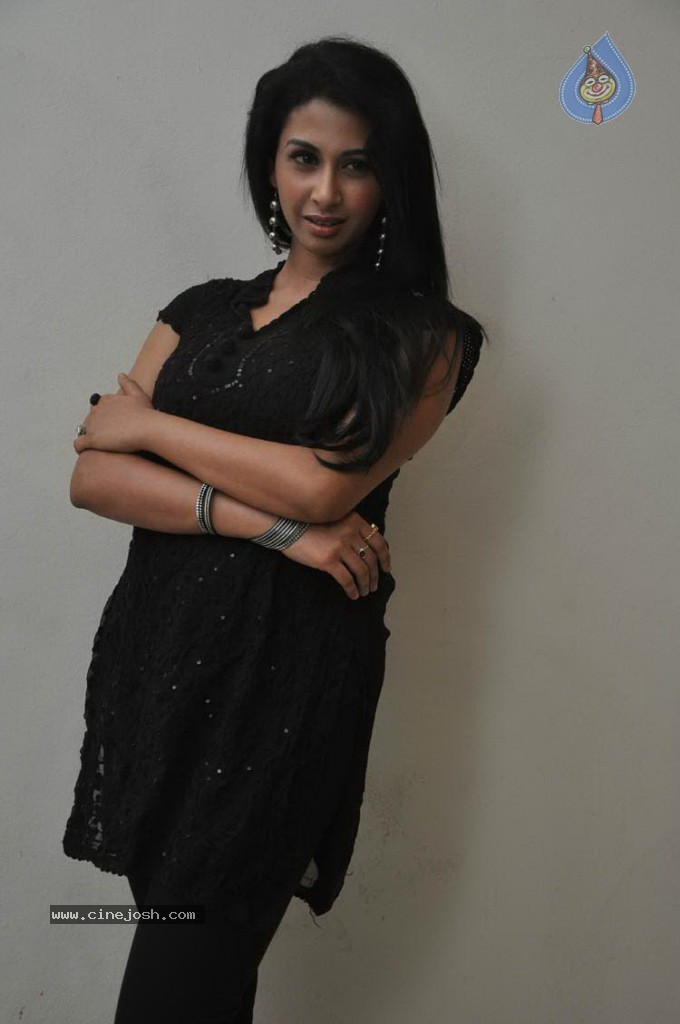 Gayatri Iyer New Stills - 25 / 53 photos