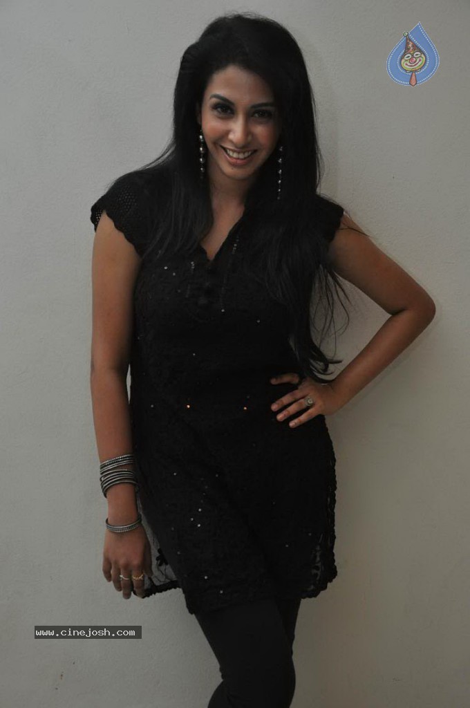 Gayatri Iyer New Stills - 26 / 53 photos