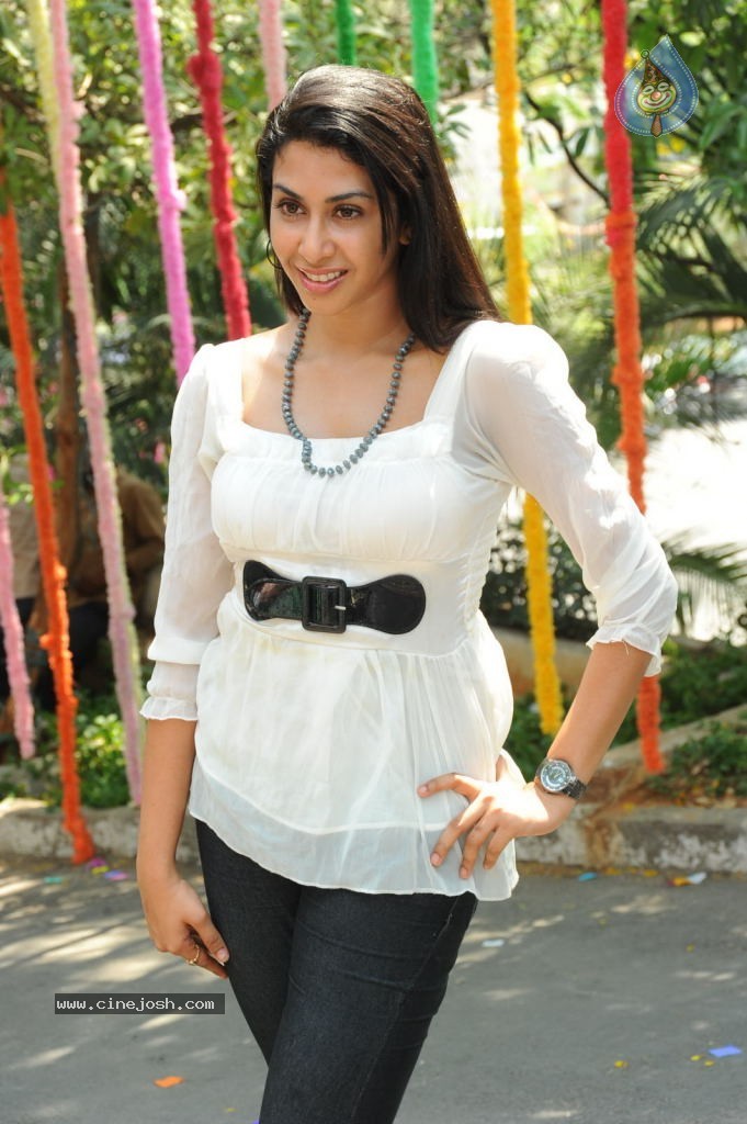 Gayatri Iyer New Stills - 17 / 66 photos