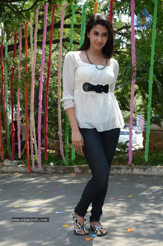 Gayatri Iyer New Stills - 18 / 66 photos