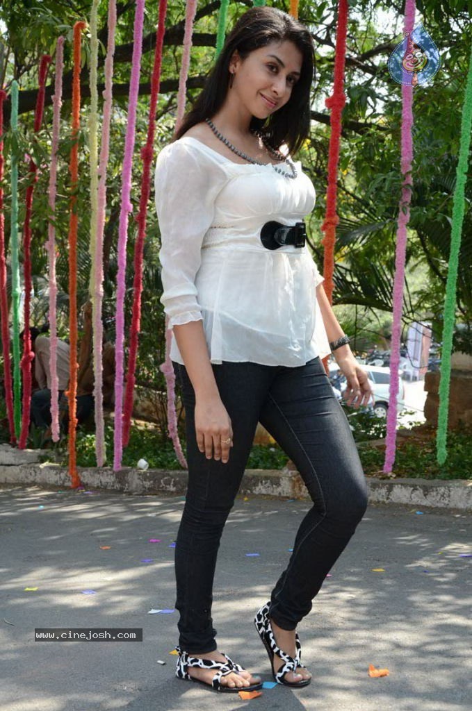 Gayatri Iyer New Stills - 48 / 66 photos