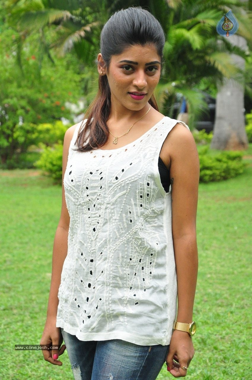 Gayatri Photos - 22 / 30 photos