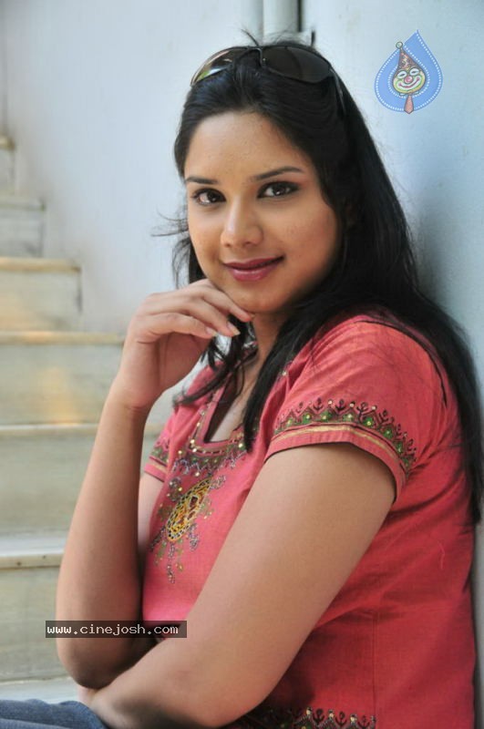 Gayatri Rao Stills - 20 / 55 photos