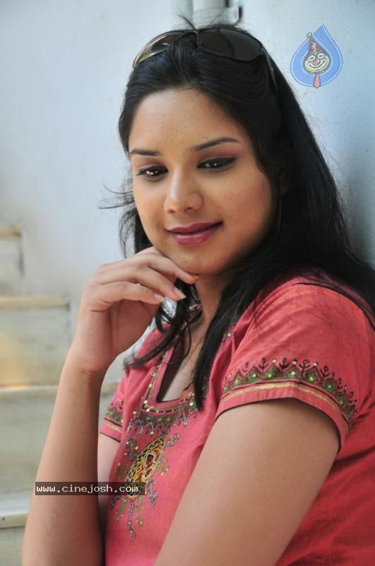 Gayatri Rao Stills - 50 / 55 photos