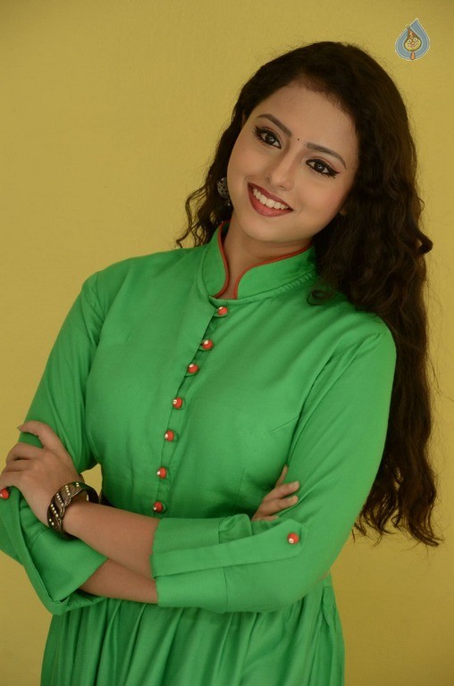 Geethanjali New Pics - 20 / 32 photos