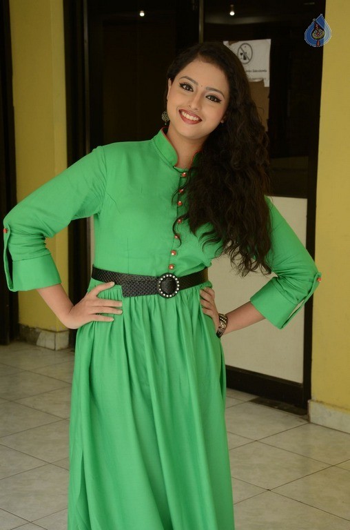 Geethanjali New Pics - 23 / 32 photos