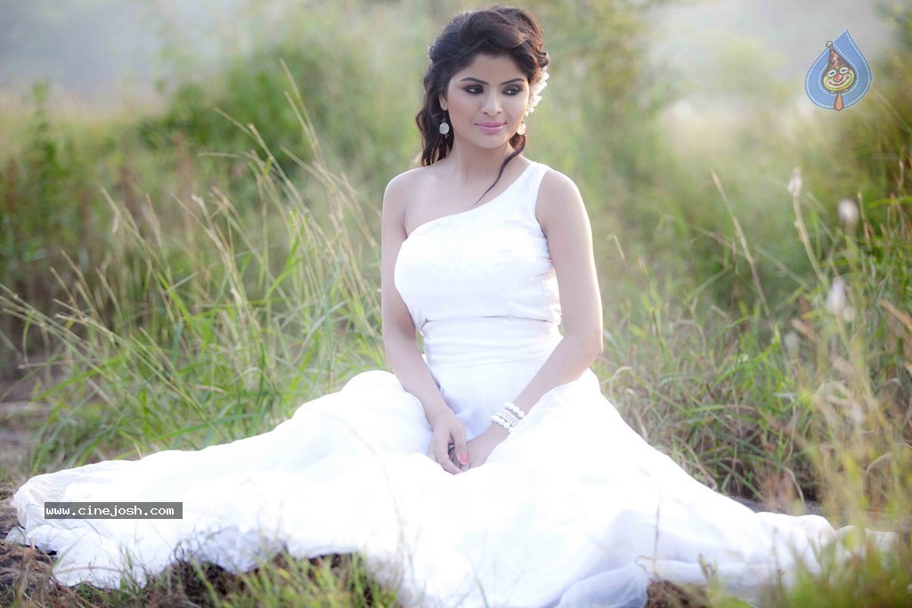 Gehana Vasisth Hot Gallery - 28 / 36 photos