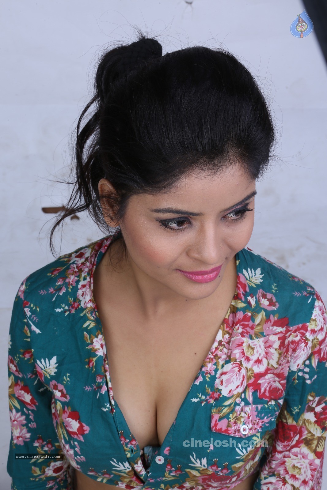 Gehana Vasisth Photoshoot - 26 / 60 photos