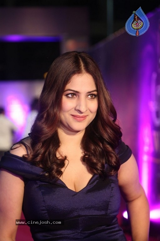 Gowri Munjal at Zee Apsara Awards - 19 / 32 photos