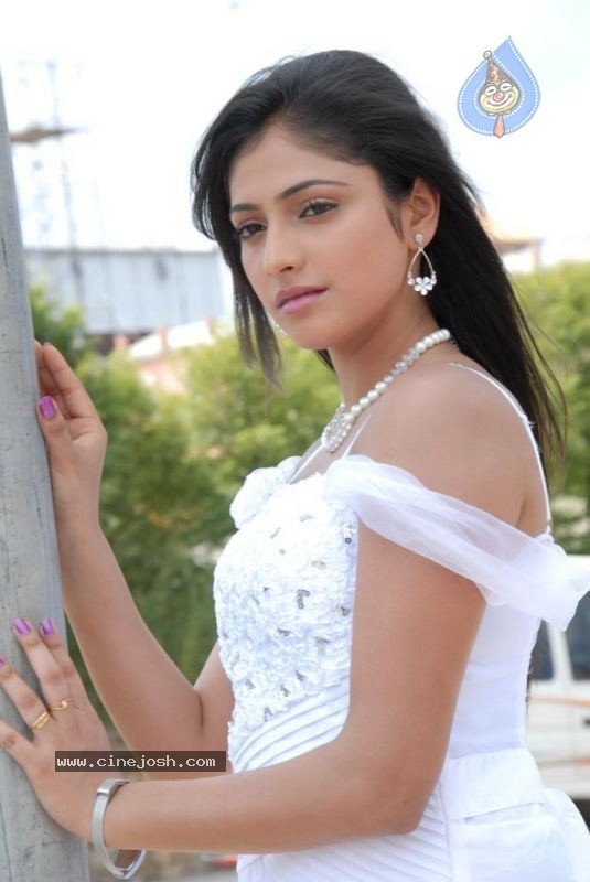 Hari Priya Latest Stills - 66 / 79 photos