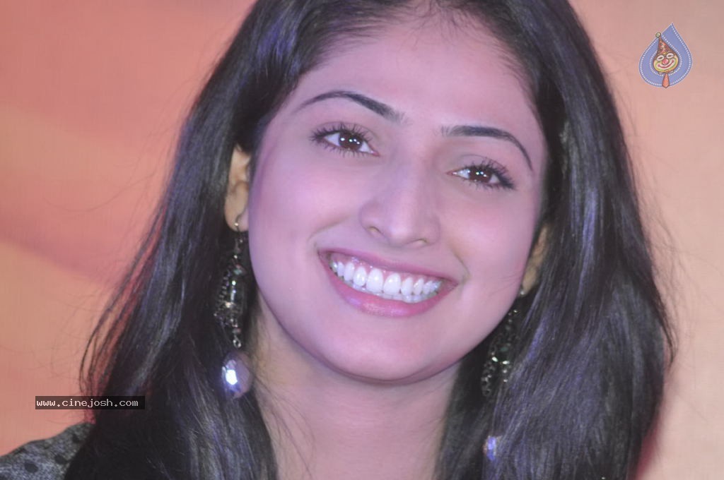 Hari Priya Latest Stills - 34 / 58 photos