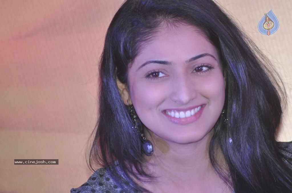 Hari Priya Latest Stills - 57 / 58 photos