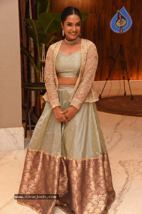 Hari Teja Pics - 14 / 17 photos