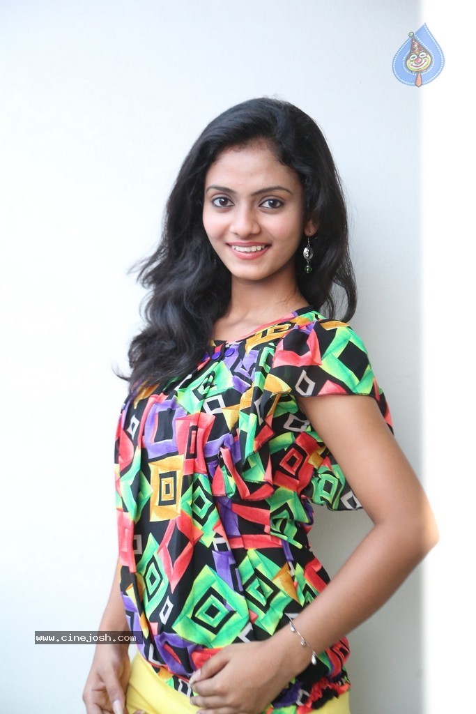 Harika New Stills - 10 / 70 photos