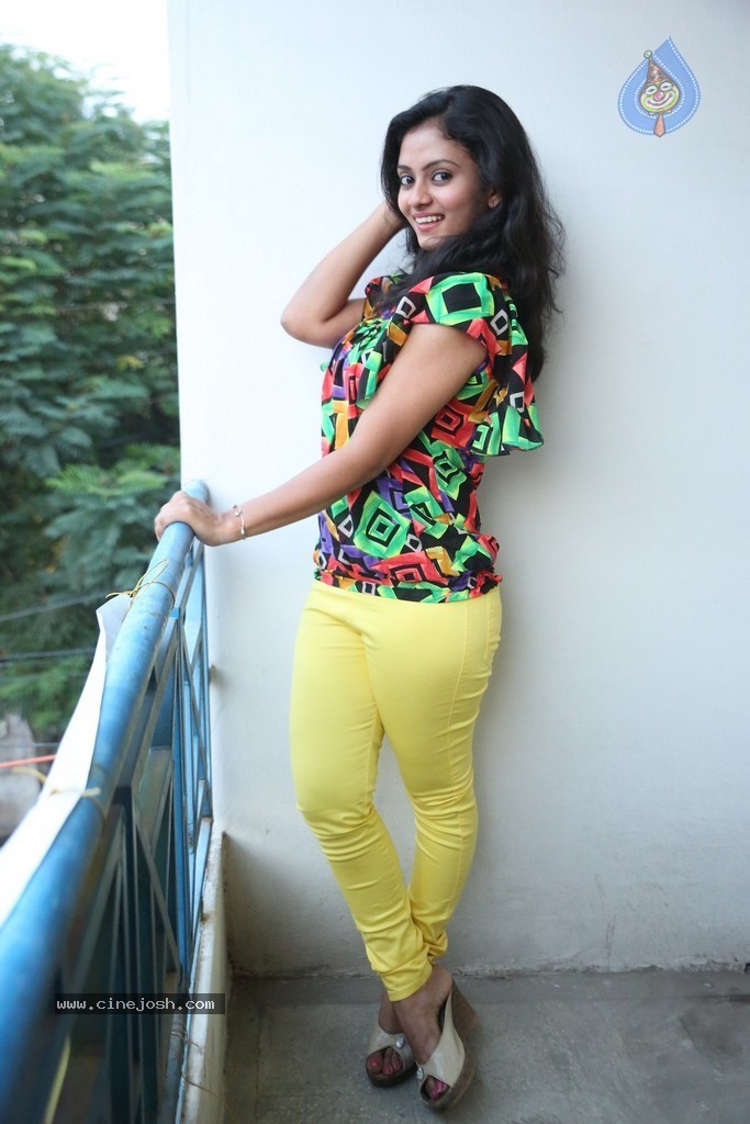 Harika New Stills - 13 / 70 photos