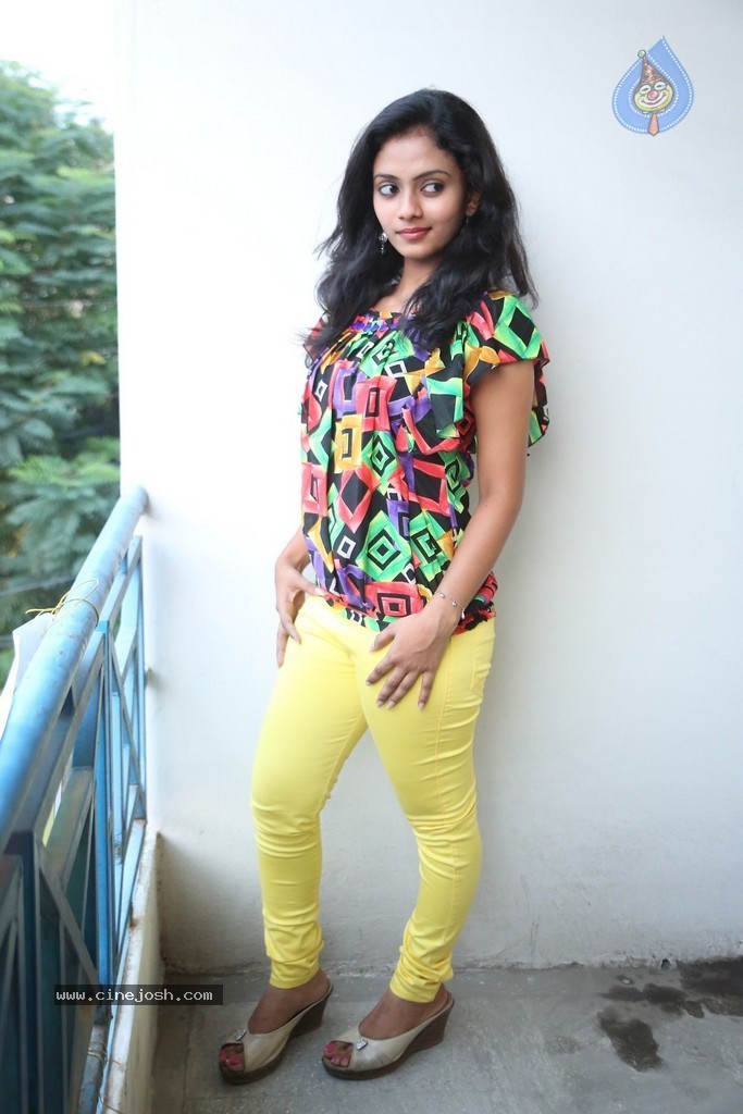 Harika New Stills - 27 / 70 photos