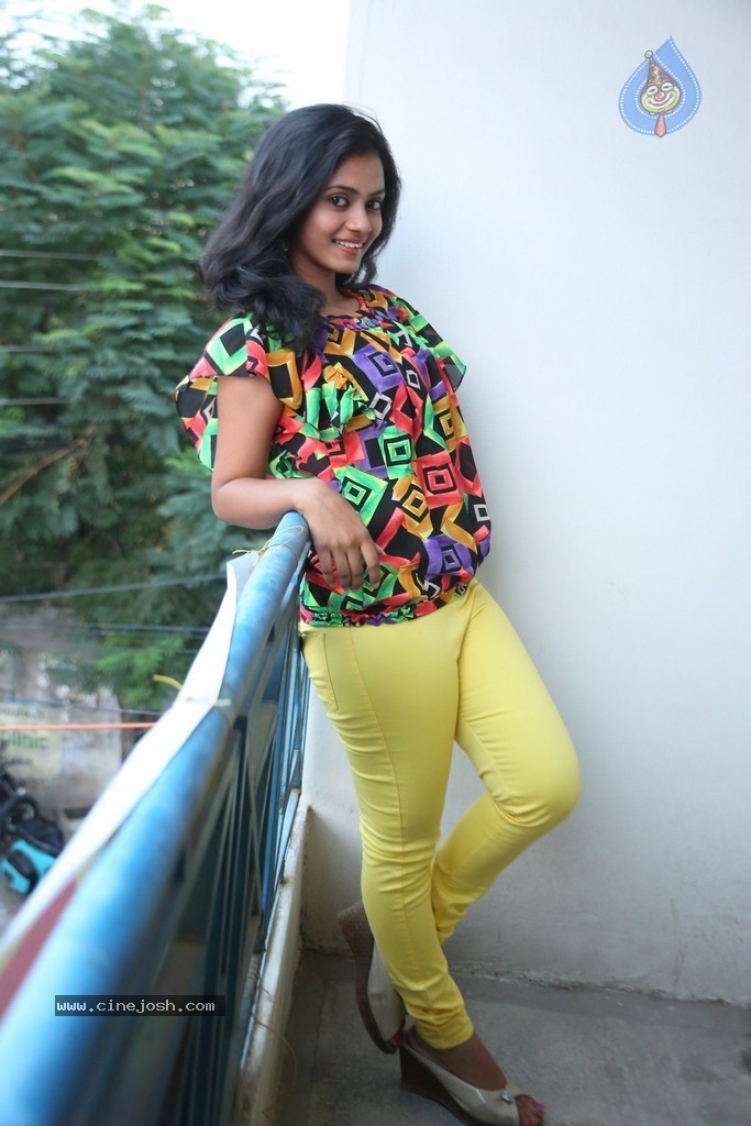 Harika New Stills - 40 / 70 photos