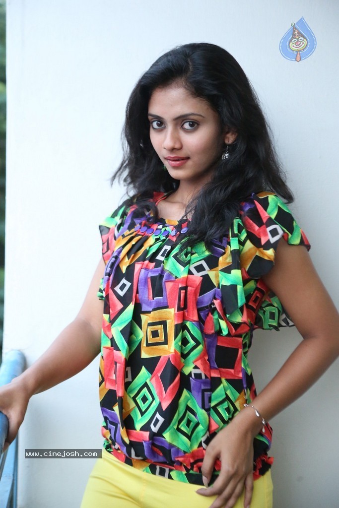 Harika New Stills - 43 / 70 photos