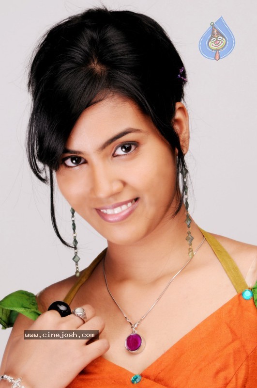  Harika Stills - 7 / 21 photos