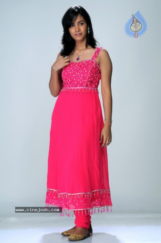  Harika Stills - 18 / 21 photos