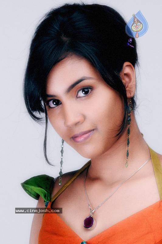  Harika Stills - 19 / 21 photos