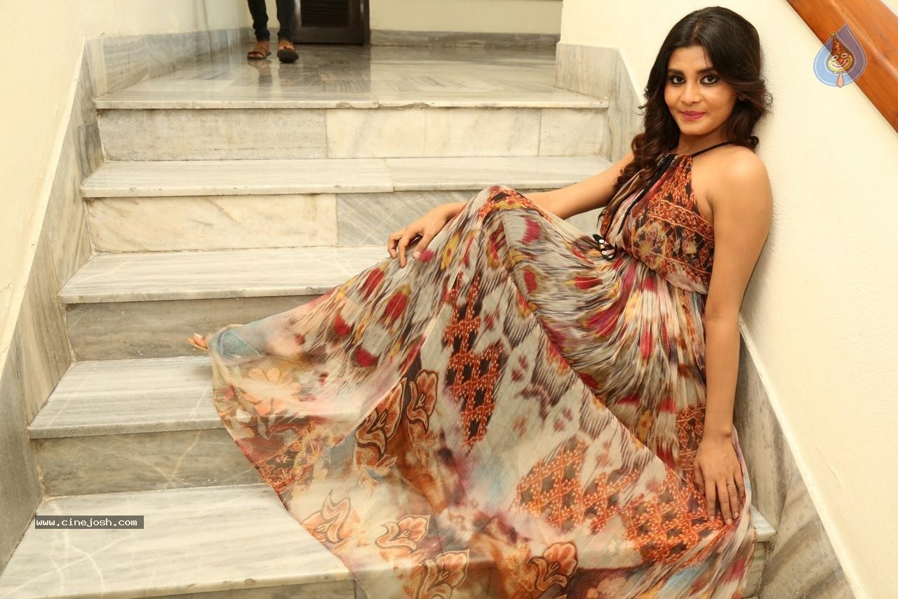 Harini at Fashion Unlimited Expo - 17 / 50 photos