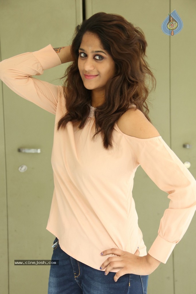 Harini New Stills - 1 / 98 photos