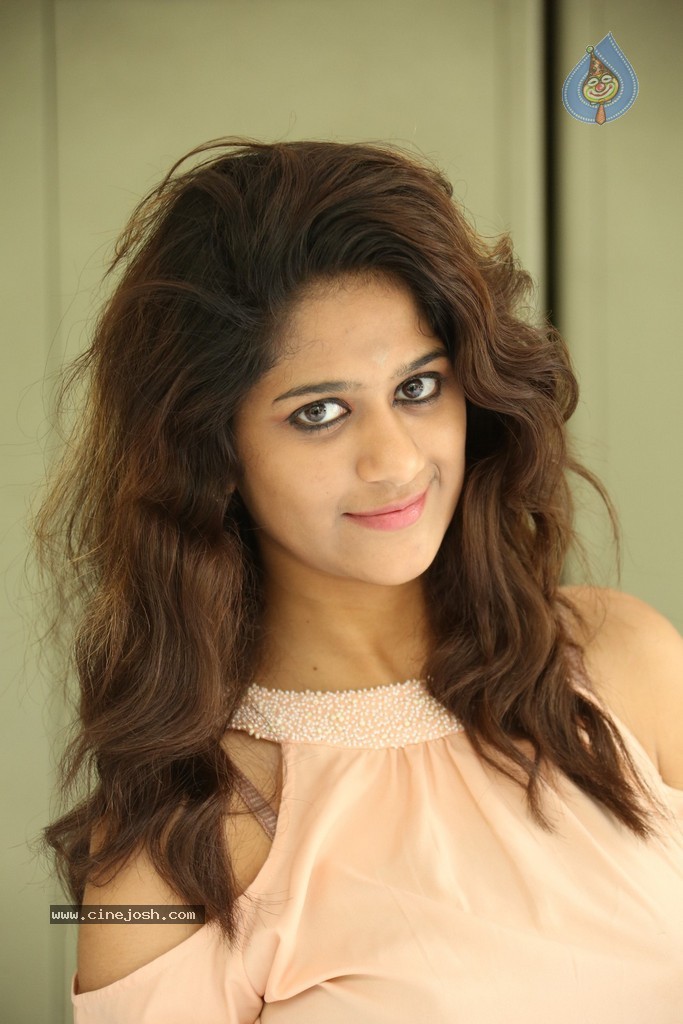 Harini New Stills - 35 / 98 photos