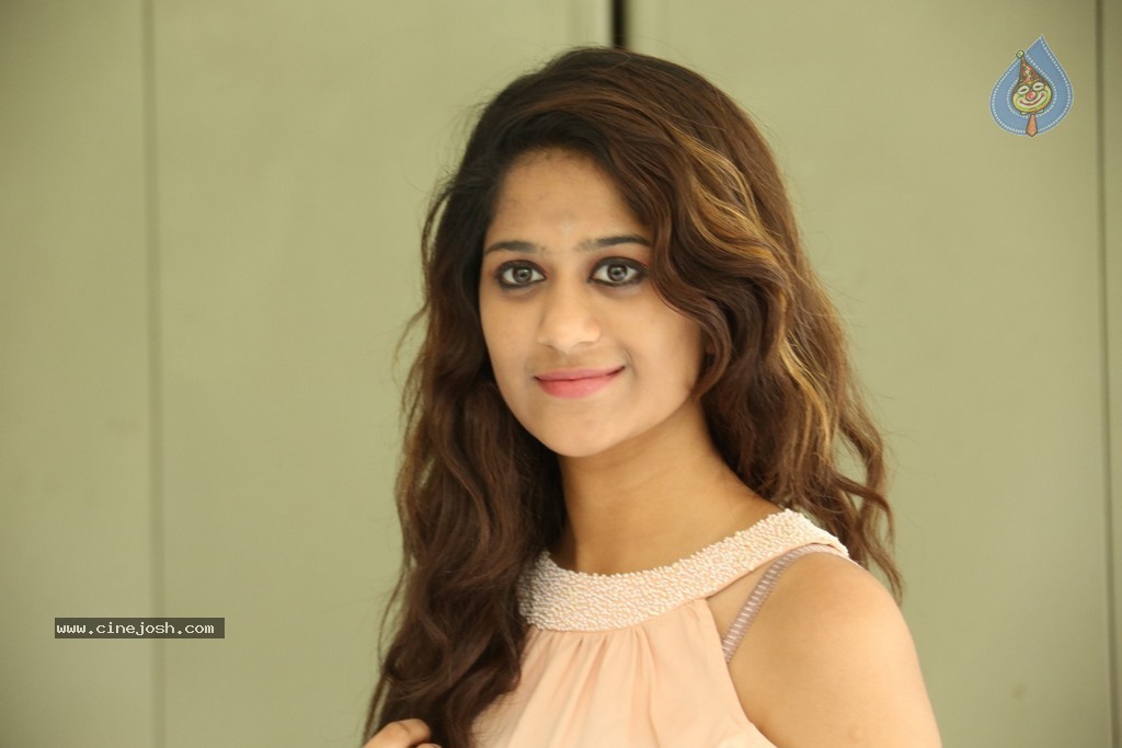 Harini New Stills - 39 / 98 photos