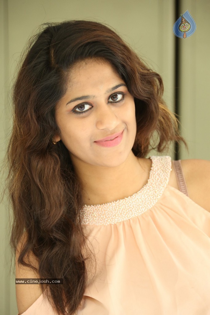 Harini New Stills - 44 / 98 photos